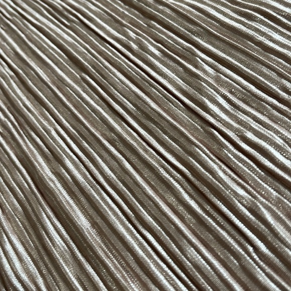 Chico’s Travelers Micro Pleat Cold Shoulder Top Size 1.  NWT - Picture 3 of 11